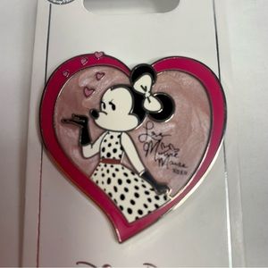 Disney Parks Trading Pin Love Minnie Mouse XOXO Pink Heart Signature pin.